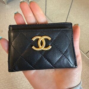 CHANEL Black leather Card holder with Gold CC Logo